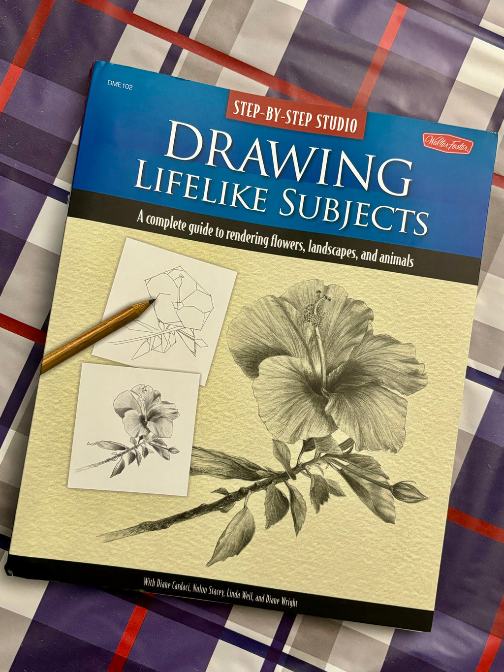 Step-By-Step Studio: Drawing Lifelike Subjects: A complete guide to rendering flowers, landscapes, and animals