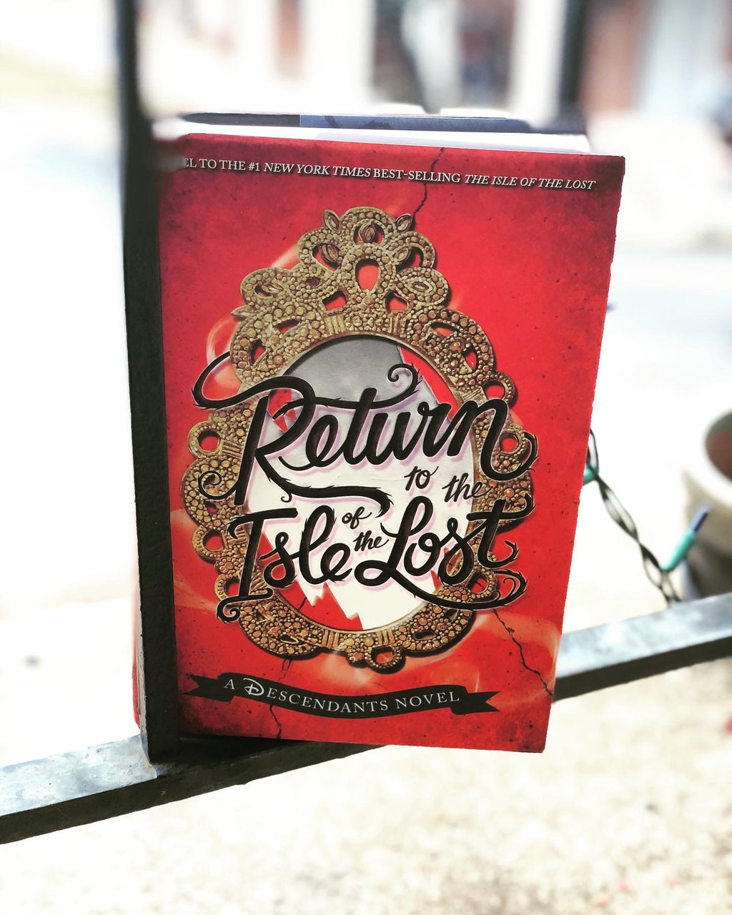 Return to the Isle of the Lost- A Descendants Novel