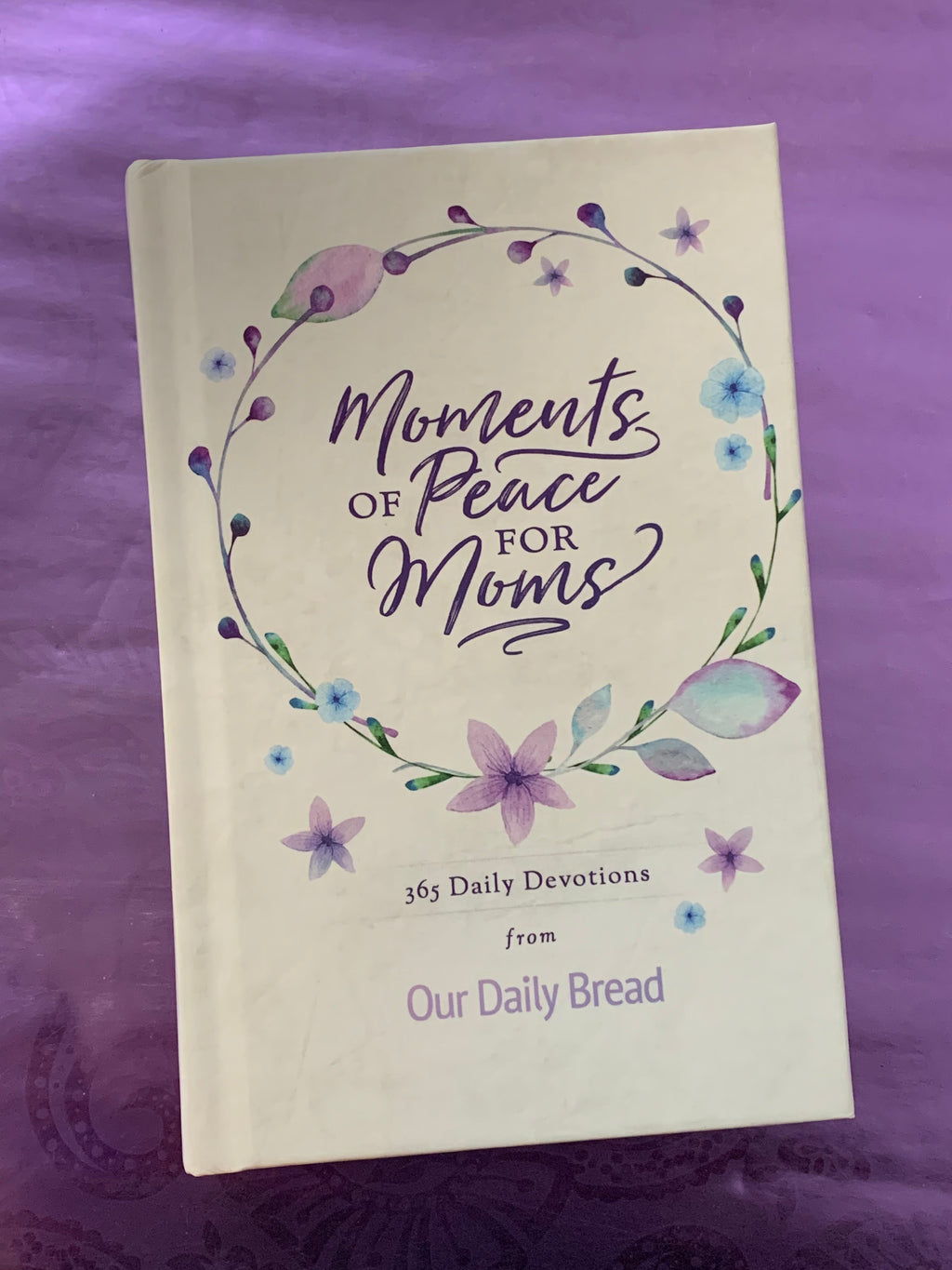Moments of Peace for Moms: 365 Daily Devotions from Our Daily Bread